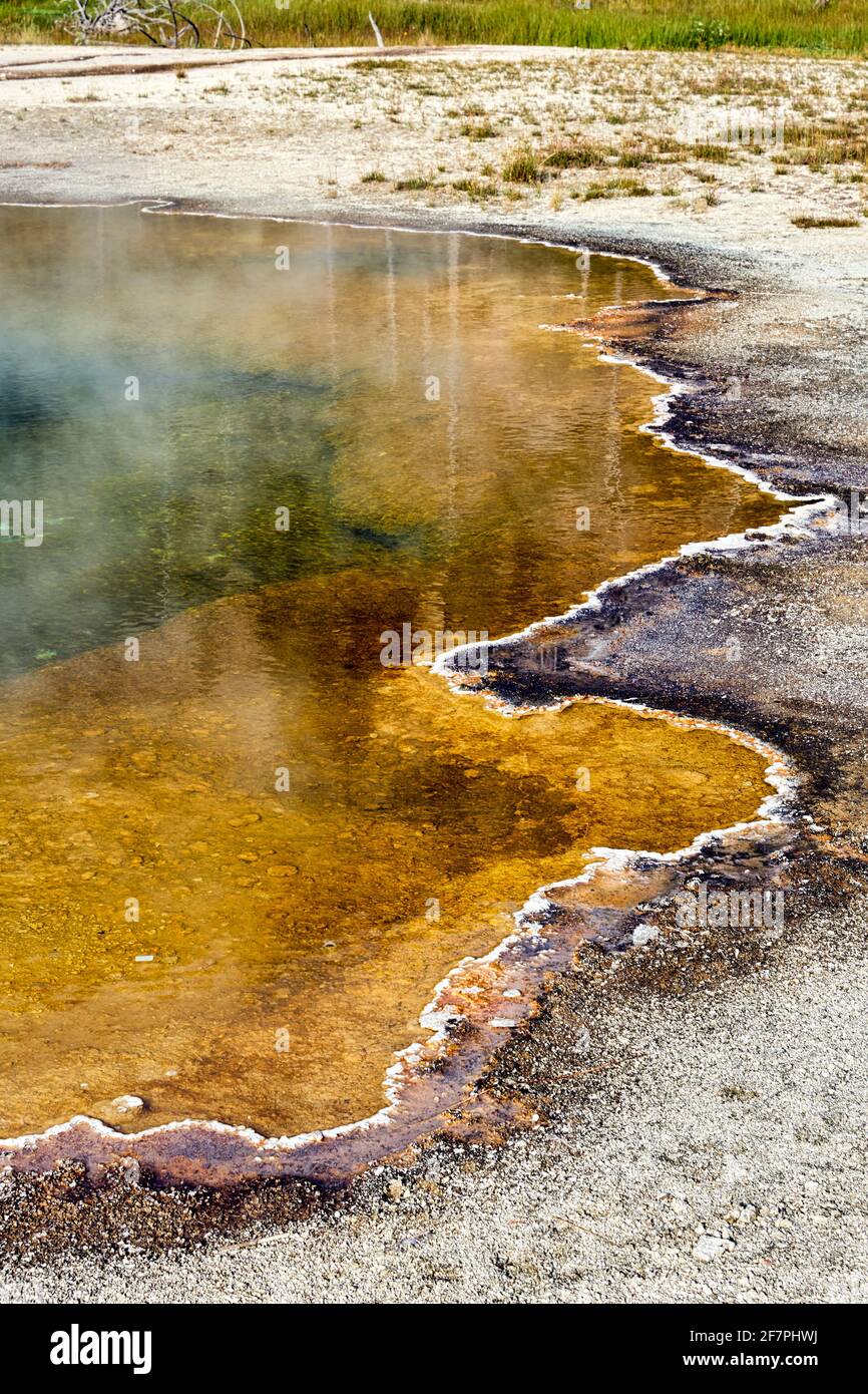 Becken Mit Schwarzem Sand. Emerald Pool im Yellowstone National Park. Wyoming. USA. Stockfoto