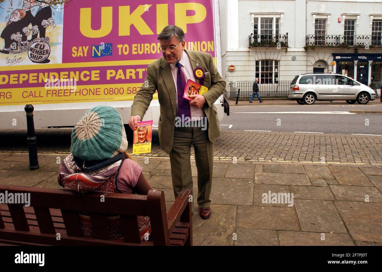 UKIPS ROGER KNAPMAN IN TOTNES, DEVON,25. APRIL 2005 TOM PILSTON Stockfoto