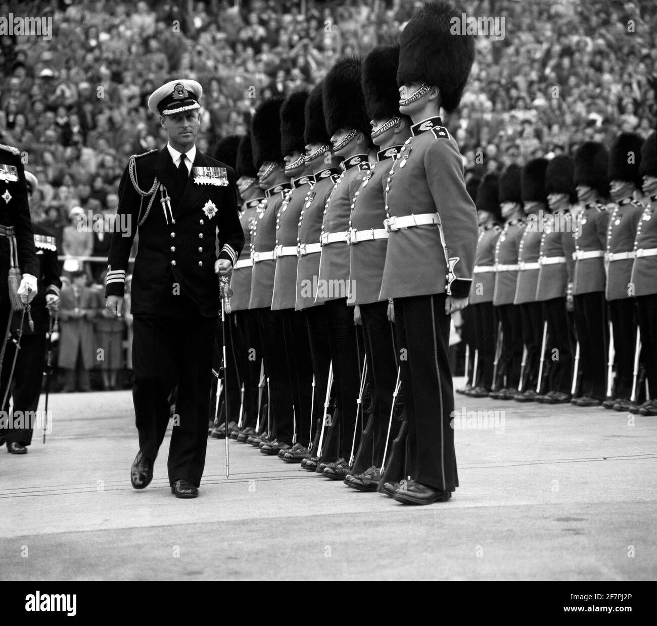 File photo dated 17/08/52 of the Duke of Edinburgh in Naval Uniform inspizing the Guard of Honor Mounted by the Scots Guards, when he offered the International Festival of Music and Drama, at Edinburgh Castle. Er war der Ehemann der Königin und der Patriarch der königlichen Familie, aber wofür wird man sich an den Herzog von Edinburgh erinnern? Ausgabedatum: Freitag, 4. April 2021. Stockfoto