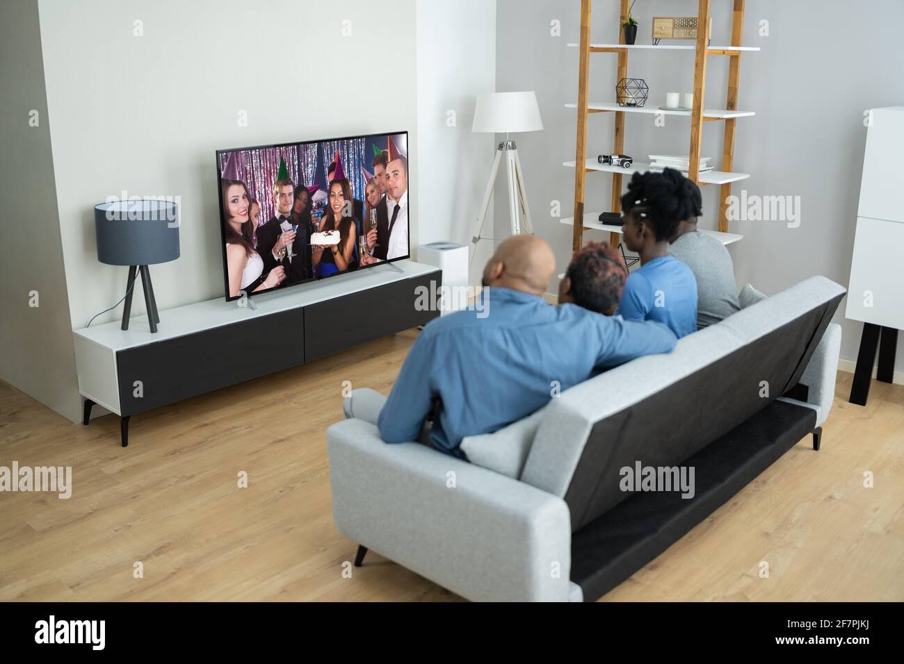 Afrikanische Familie, die TV-Film im Fernsehen sieht Stockfoto