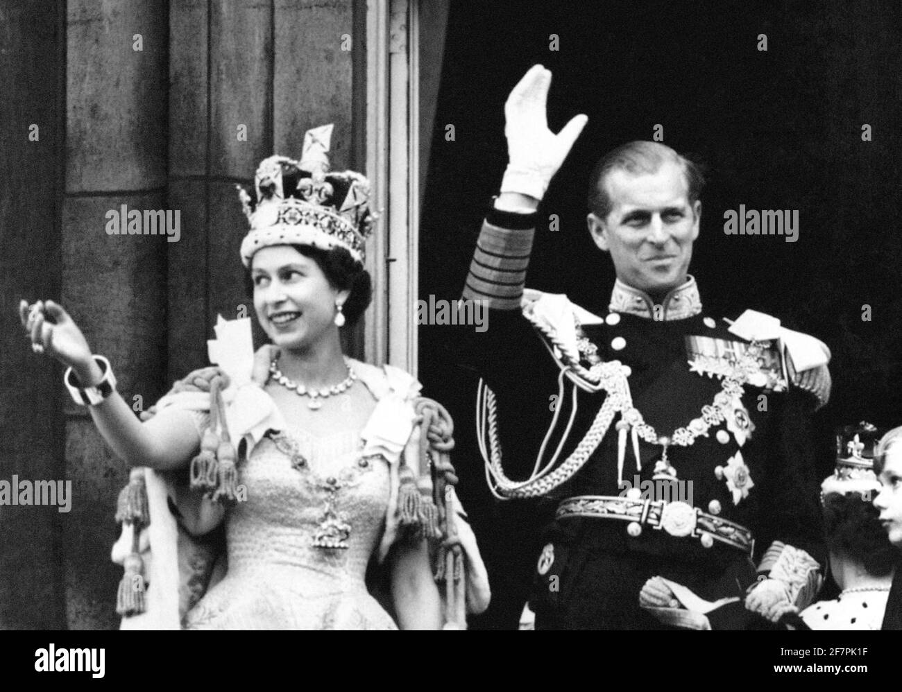 Datei-Foto vom 2/6/1953 von tQueen Elizabeth II trägt die Imperial State Crown und der Herzog von Edinburgh in Uniform von Admiral der Flotte Welle vom Balkon zu den schauenden Massen um die Tore des Buckingham Palace nach der Krönung. Ausgabedatum: Freitag, 9. April 2021. Stockfoto