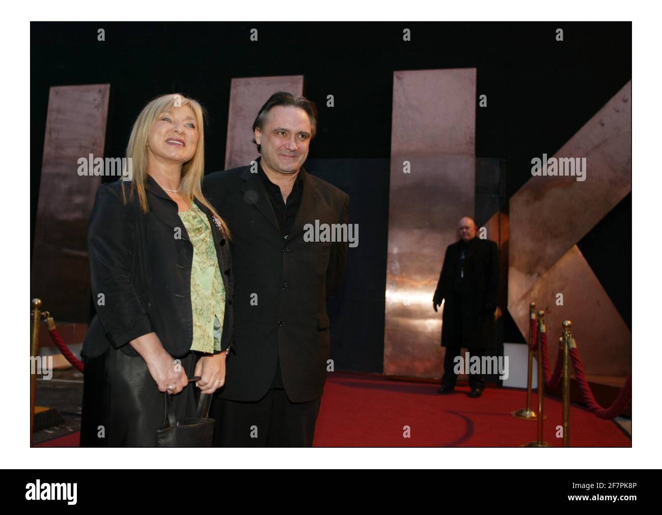 Prominente Gäste kommen für die Aufnahme der zweiten Serie Von Hells Kitchen...Helen Lederer und Tony Slattery pic David Sandison 17/4/2005 Stockfoto