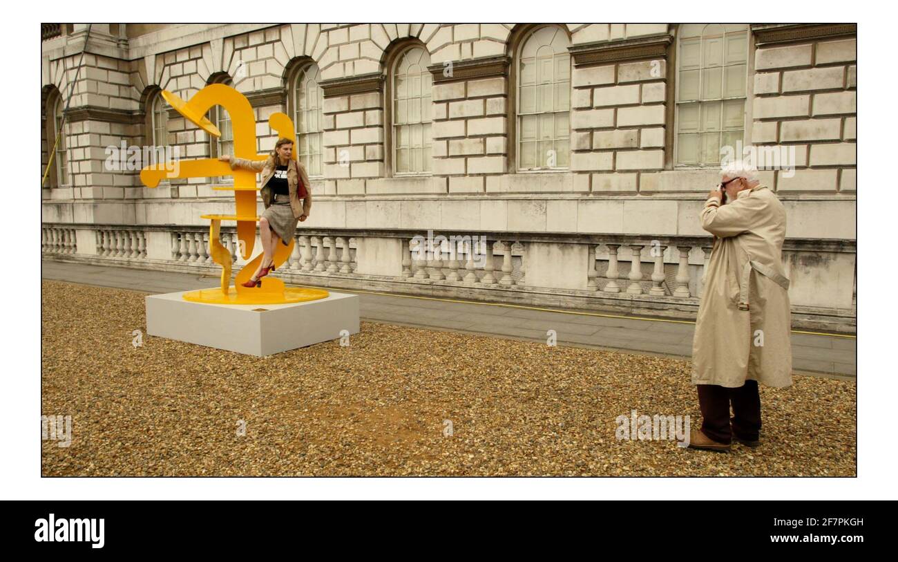 Kinder spielen in und um die neue Keith Haring Open Air Skulpturenschau foat Somerset House in London Sie werden auf der Show 6. Juni - 28. Oktober. PIC David Sandison 2/6/2005 Stockfoto