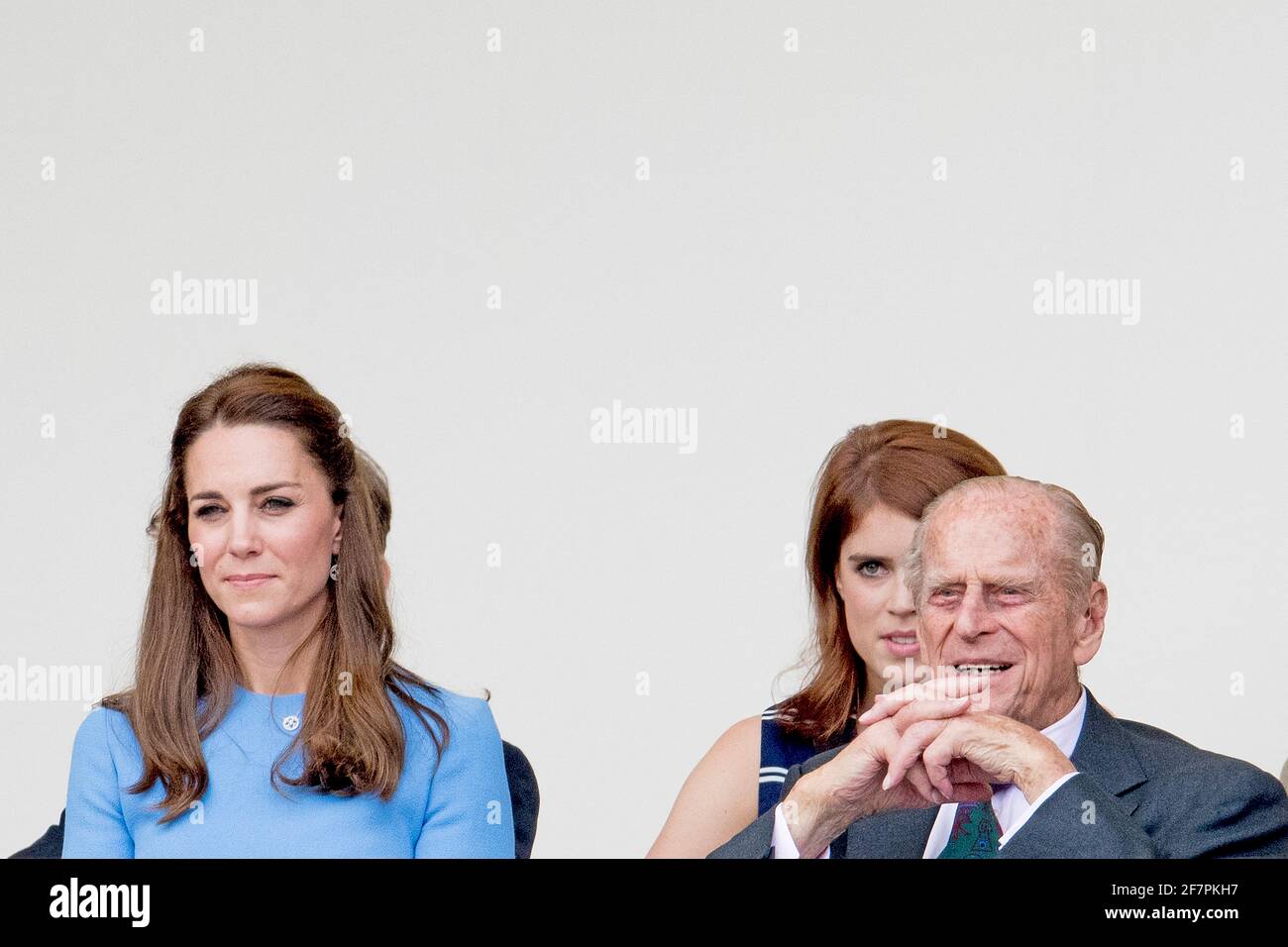 Buckingham Palace hat bekannt gegeben, dass Prinz Philip, der Herzog von Edinburgh, im Alter von 99 Jahren - AKTE - die Herzogin von Cambridge mit Herzog von Edinburgh in der Royal Box für das Patron's Lunch in der Mall, im Zentrum von London, zu Ehren des 90. Geburtstages der Königin verstorben ist. Der Enkel der Königin, Peter Phillips, hat die Straßenparty für 10,000 Personen vorgeführt, um die Schirmherrschaft des Monarchen von mehr als 600 Wohltätigkeitsorganisationen und Organisationen zu feiern. London, Großbritannien, am Sonntag, den 12. Juni 2016. Foto von Robin Utrecht/ABACAPRESS./Alamy Live News Stockfoto