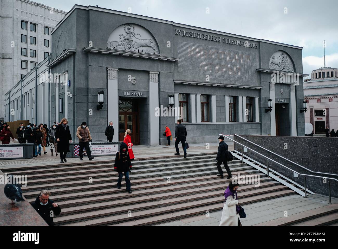 Moskau. April 2021. Lightboard sagt, dass das Kino am Eröffnungstag des Khudozhestvenny-Kinos am 9. April 2021 geöffnet ist. Das Khudozhestvenny-Kino öffnete seine Türen zum ersten Mal seit 2014, als es für eine vollständige Rekonstruktion geschlossen wurde. Das 1909 gegründete Khudozhestvenny ist eines der ältesten Kinos der Welt und das älteste in Moskau. Quelle: Evgeny Sinitsyn/Xinhua/Alamy Live News Stockfoto