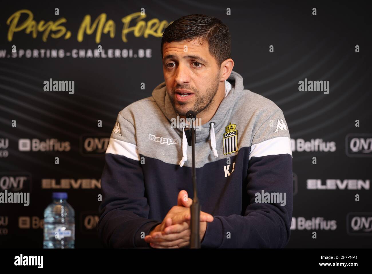 Charlerois Cheftrainer Karim Belhocine während einer Pressekonferenz Der belgischen Fußballmannschaft Sporting Charleroi vor ihrem nächsten Spiel im J Stockfoto