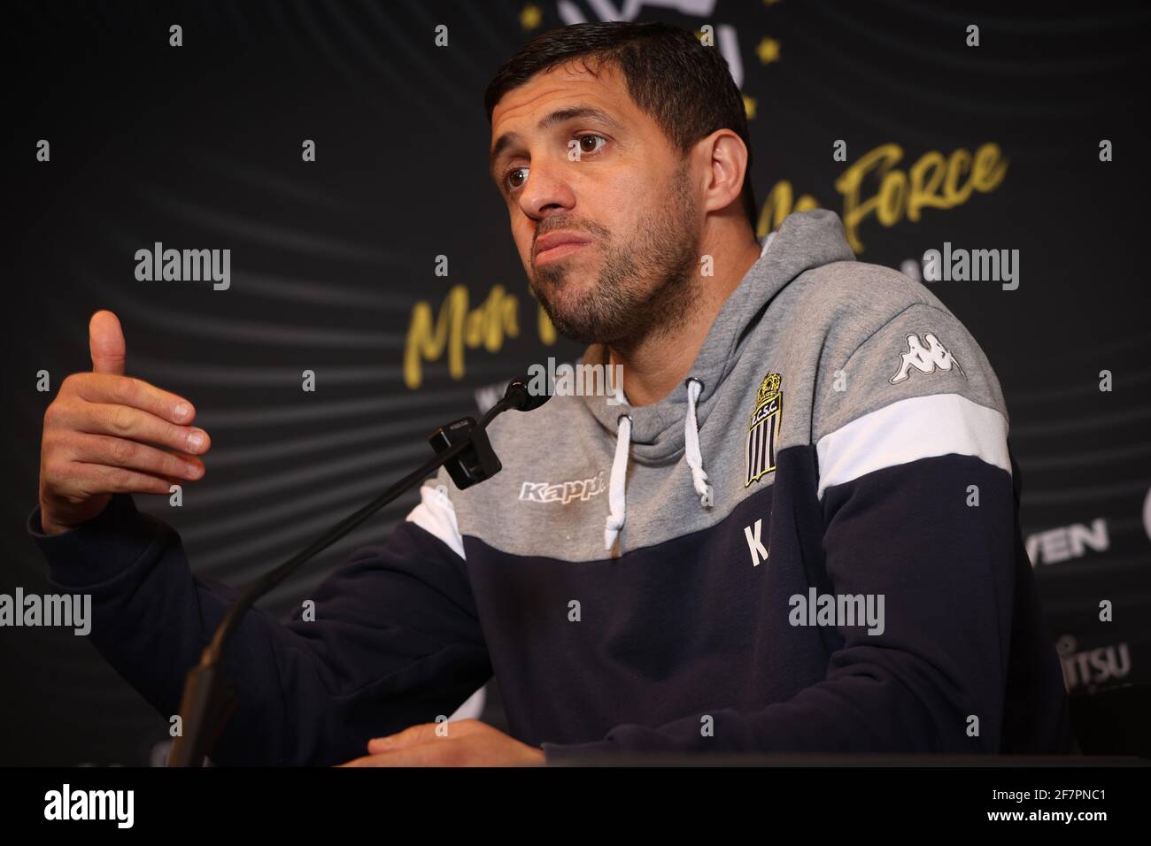 Charlerois Cheftrainer Karim Belhocine während einer Pressekonferenz Der belgischen Fußballmannschaft Sporting Charleroi vor ihrem nächsten Spiel im J Stockfoto