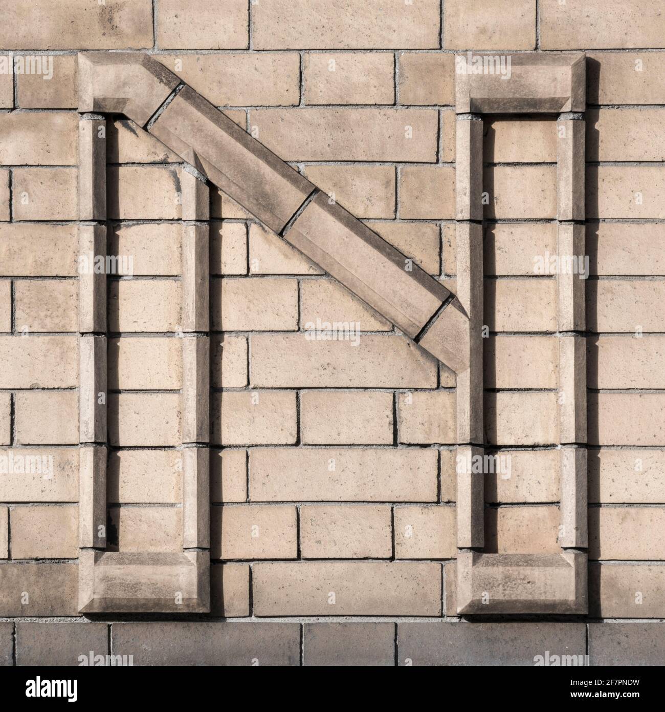 Großbuchstabe N, bestehend aus hellem Klinker Stockfoto