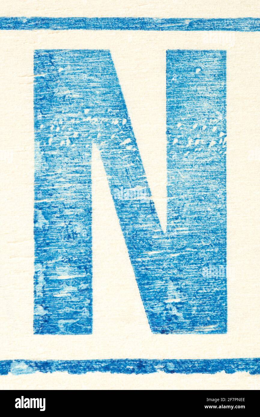 Blauer Buchstabe N auf hellem Sperrholz gedruckt Stockfoto