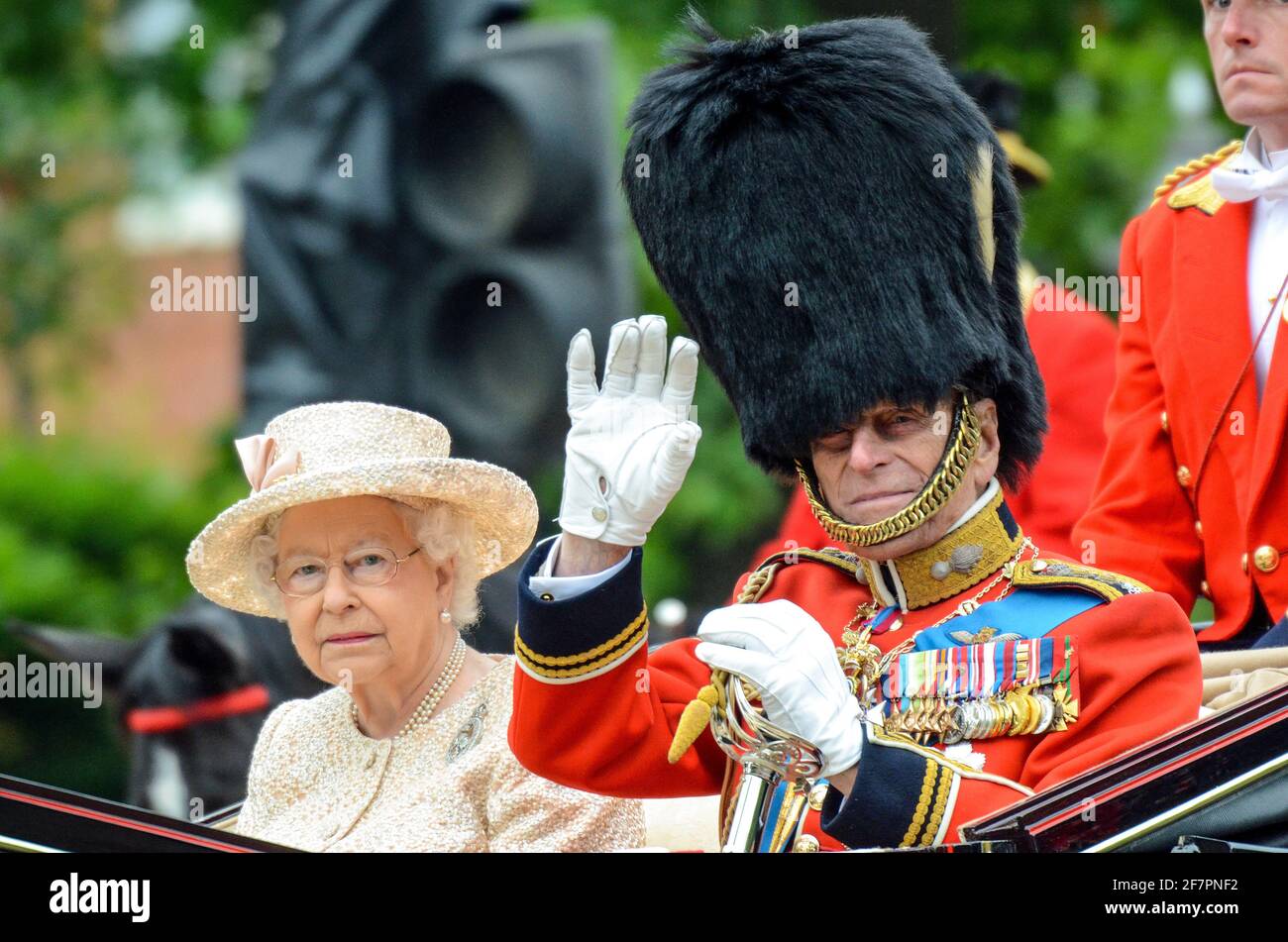 The Mall, London, Großbritannien. Juni 2015. Prinz Philip, Herzog von Edinburgh, abgebildet bei der Zeremonie der Farbtrooping mit der Königin im Jahr 2015, dem vorletzten Jahr in Militäruniform. Der Prinz erschien 2016 wieder in Uniform, dann 2017 in einem Anzug – sein letztes Jahr bei der Zeremonie Stockfoto