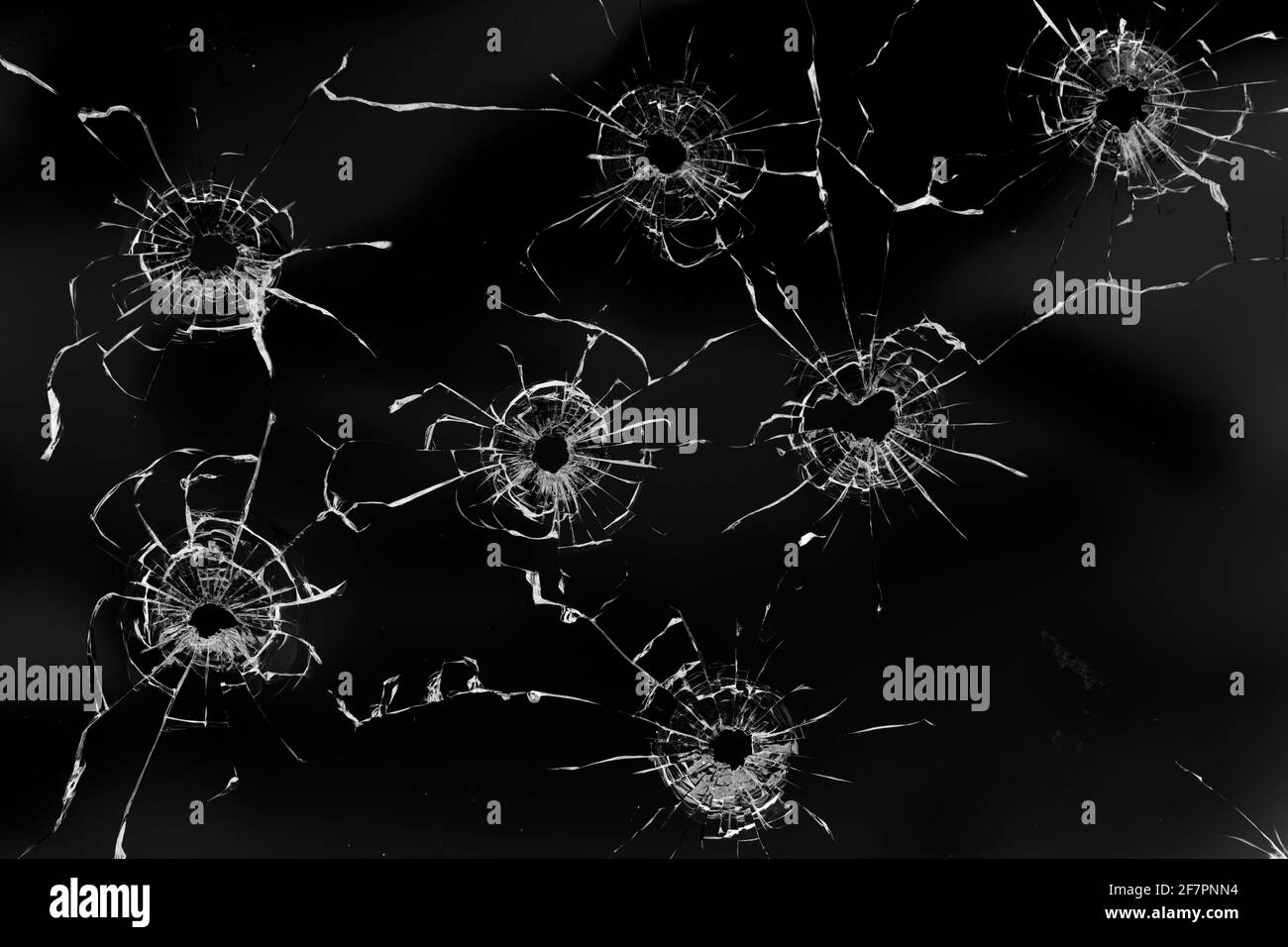 Loch im Glas auf schwarzem Hintergrund Stockfoto