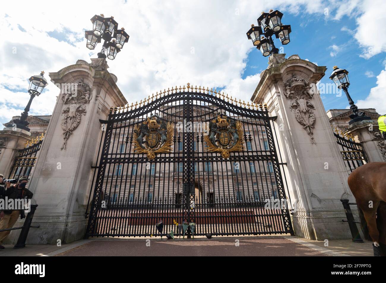 London, Großbritannien. April 2021. Blumen am Tor vor dem Buckingham Palace nach dem Tod des 99-jährigen Prinzen Philip wurden angekündigt. Kredit: Stephen Chung/Alamy Live Nachrichten Stockfoto