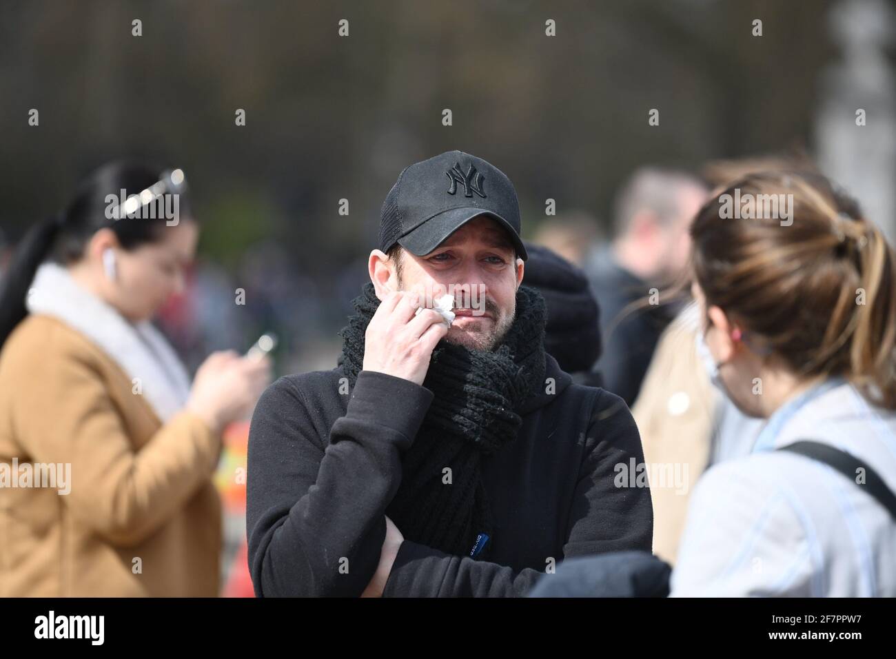 London, Großbritannien. April 2021. Ein emotionaler Mann wischt sich vor den Toren des Buckingham Palace Tränen aus den Augen. Die britische Königsfamilie hat den Tod von Prinz Philip, dem Herzog von Edinburgh, im Alter von 99 Jahren angekündigt. Bildnachweis: Ben Cawthra/Sipa USA **KEINE Verkäufe in Großbritannien** Bildnachweis: SIPA USA/Alamy Live News Stockfoto