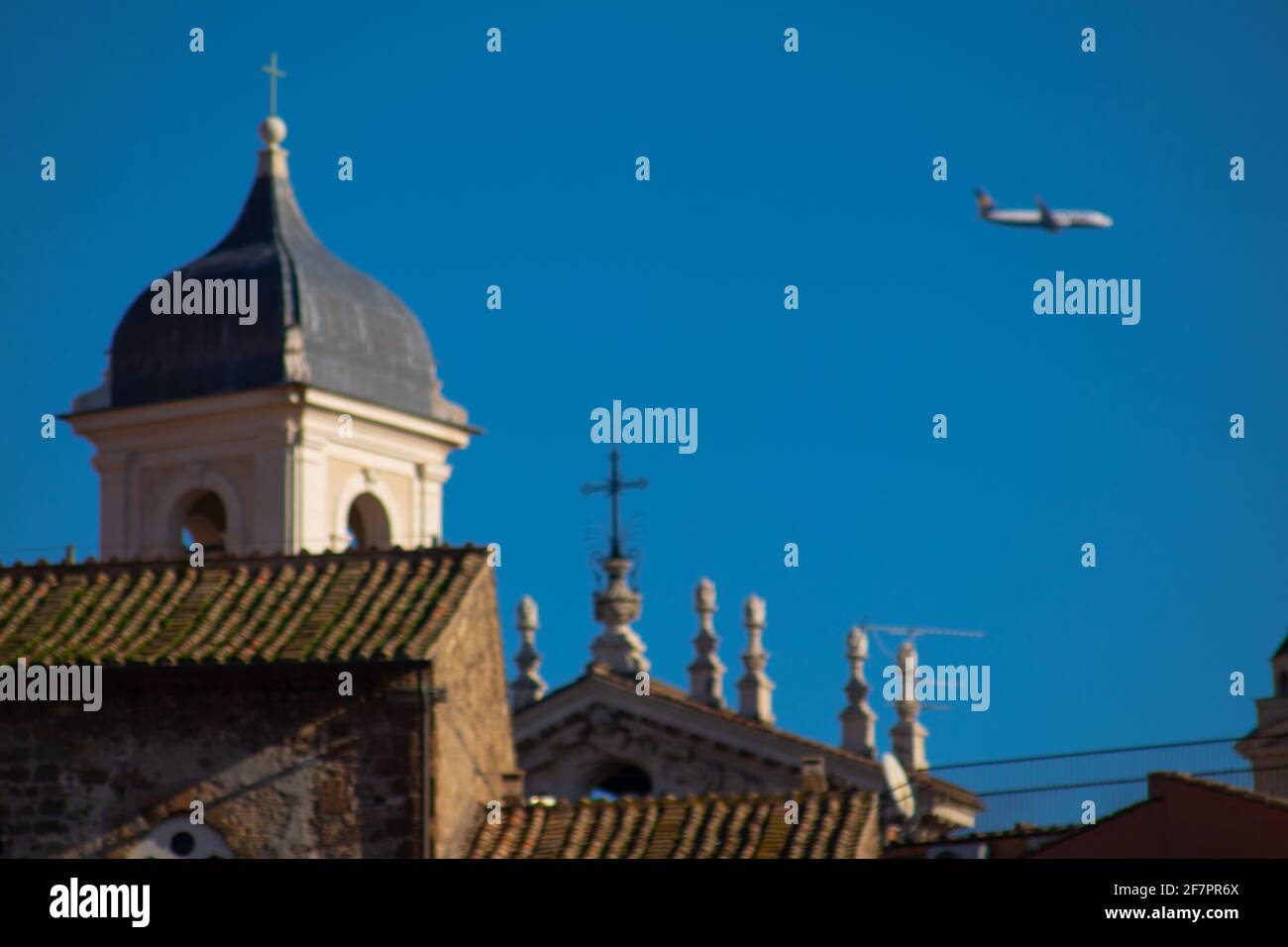 Die Kirche San Giovanni Battista dei Cavalieri di Rodi und der Glockenturm Ordinariato Militare per l'Italia. Rom, Italien Stockfoto