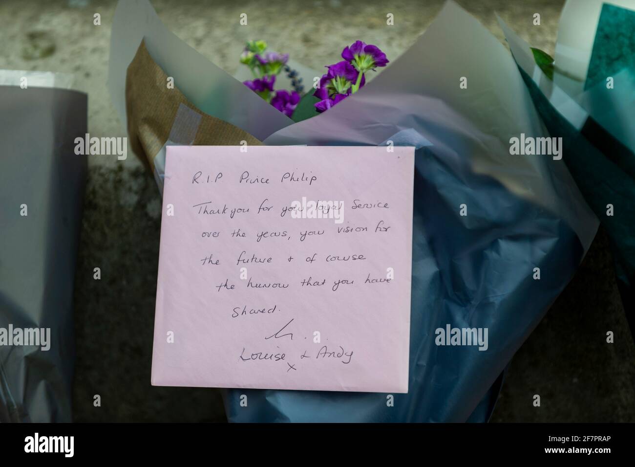 London, Großbritannien. April 2021. Eine Hommage und Blumen vor dem Buckingham Palace nach dem Tod des 99-jährigen Prinzen Philip wurde angekündigt. Kredit: Stephen Chung/Alamy Live Nachrichten Stockfoto