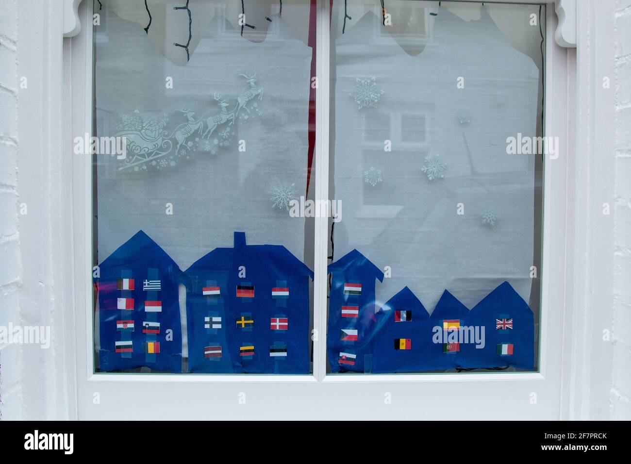 Die Europäische Union unterstützt Weihnachtsdekorationen in einem Fenster auf der Gwydir St, Cambridge, Großbritannien. Stockfoto