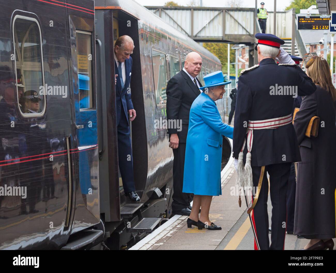 DATEI-FOTO Dorchester, Dorset, UK. 27. Oktober 2016. Ihre Majestät die Königin kommt in Dorchester im königlichen Zug an, begleitet von Prinz Philip, Charles Prince of Wales und Camilla Duchess of Cornwall. Danach ging es weiter nach Poundbury, wo die Königin eine Statue der Queen Mother enthüllen wird, die in Bronze gegossen wurde, 9'6' hoch, modelliert von Philip Jackson. Prinz Philip, Herzog von Edinburgh, starb am 9. April 2021 im Alter von 99 Jahren. Quelle: Carolyn Jenkins/Alamy Live News Stockfoto