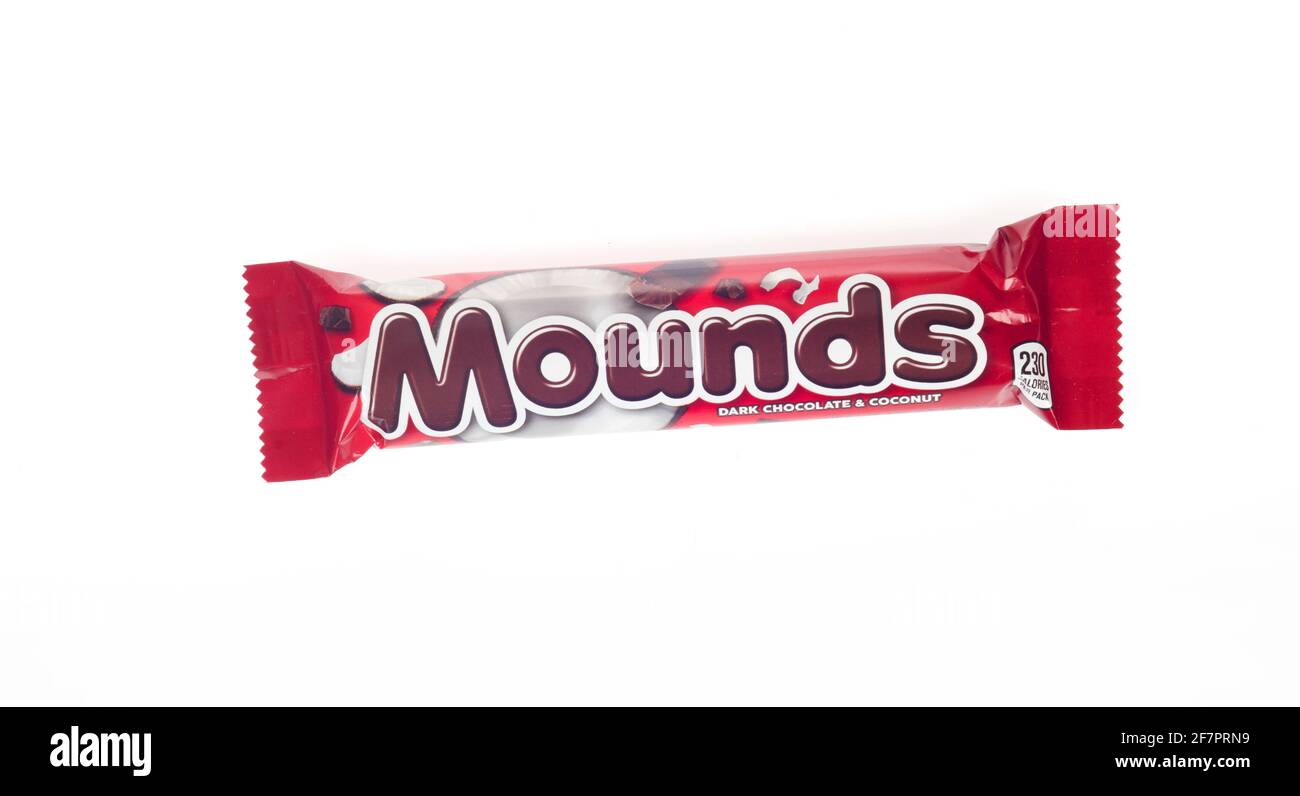Mounds Candy Bar von der Hershey Company mit geschreddert Gesüßte Kokosnuss in dunkler Schokolade isoliert auf Weiß Stockfoto