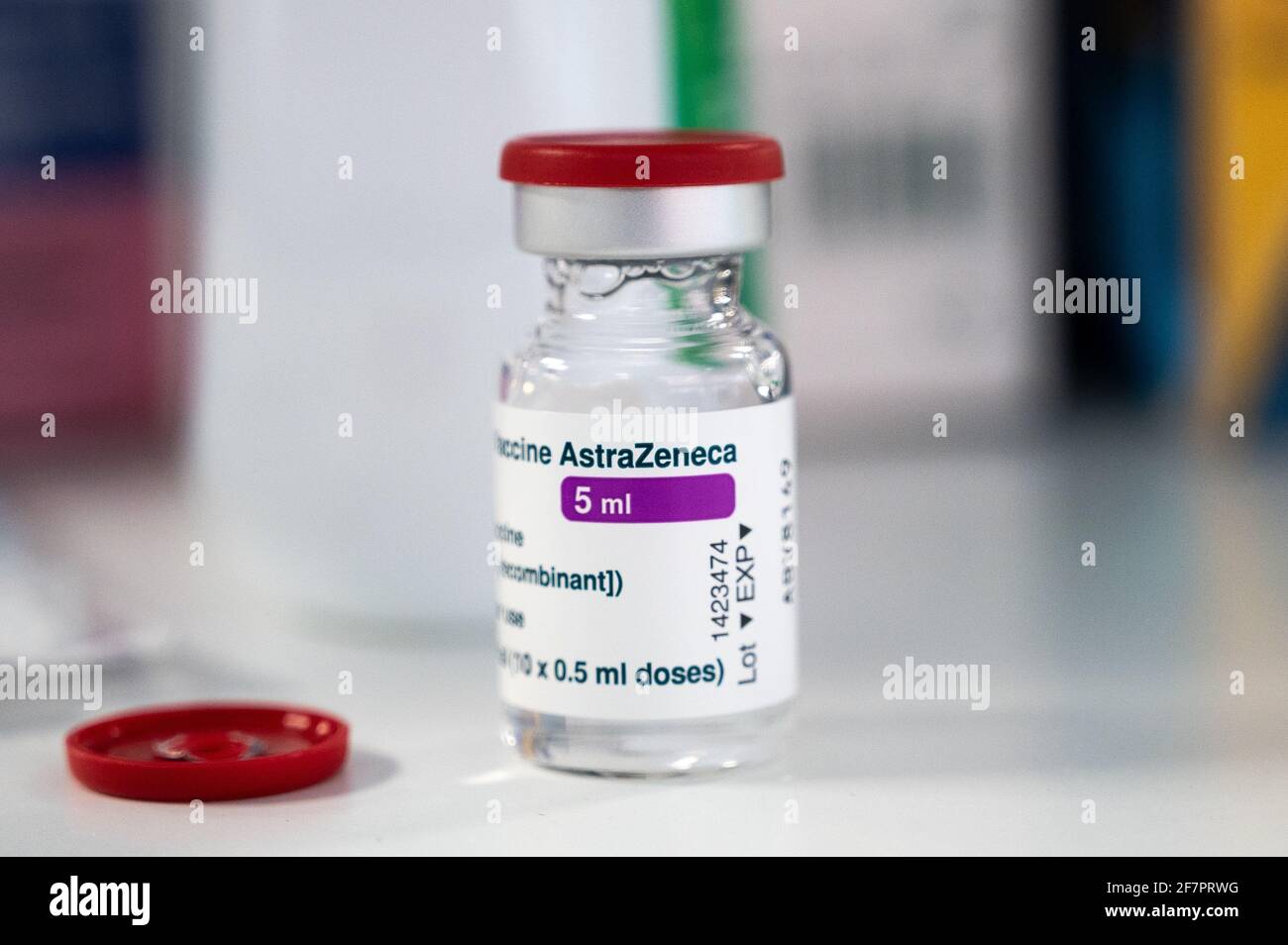 Madrid, Spanien. April 2021. Eine Ampulle mit einem Impfstoff von AstraZeneca gegen Coronavirus (COVID-19) am ersten Tag einer Massenimpfung für die Bevölkerung zwischen 60 und 65 Jahren im Wizink Center. Quelle: Marcos del Mazo/Alamy Live News Stockfoto