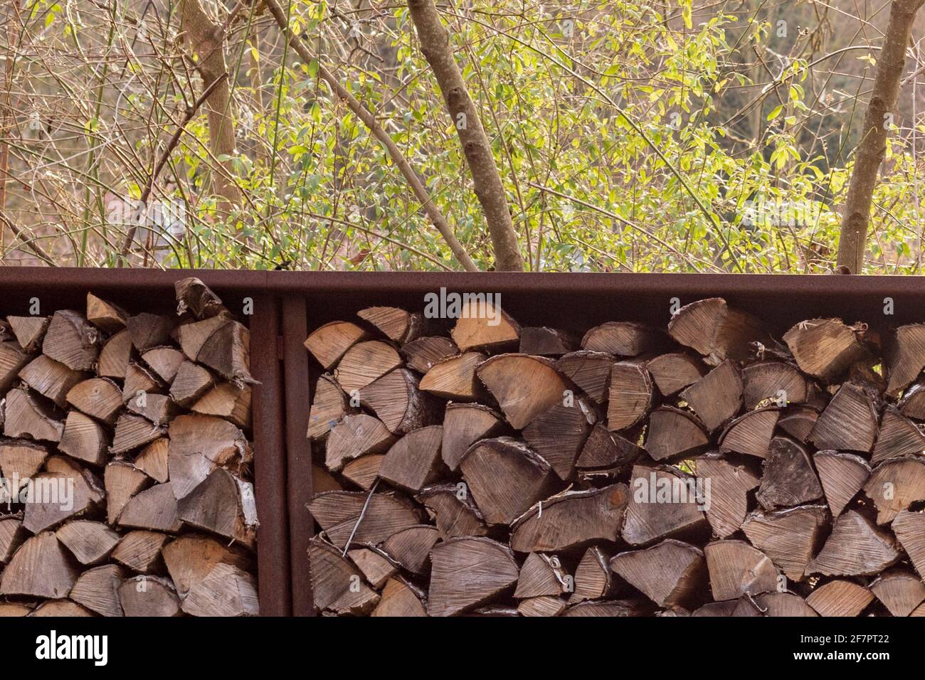 Gestapeltes Holz im Freien, Nahaufnahme Stockfoto
