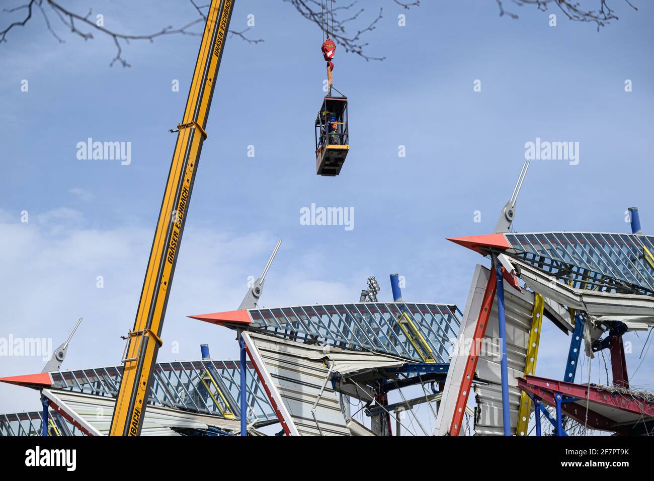 Karlsruhe, Deutschland. April 2021. Zwei Bauarbeiter arbeiten in einem Krankäfig in schwindelerregender Höhe auf den Resten der Haupttribünen des Wildpark-Stadions, das derzeit abgebaut wird. GES/Fußball/Bauarbeiten Wildparkstadion Karlsruhe, 9. April 2021 Fußball/Fußball: 2. Deutsche Liga: KSC-Wildparkstadion im Bau, 09. April 2021 weltweite Nutzung Kredit: dpa/Alamy Live News Kredit: dpa picture Alliance/Alamy Live News Stockfoto