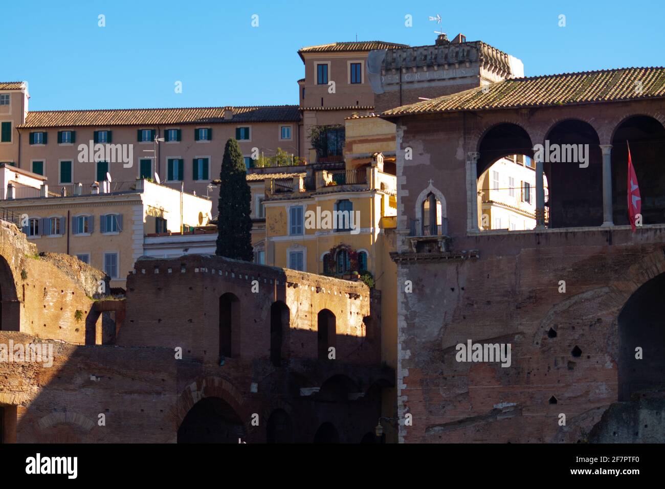 Die Kirche San Giovanni Battista dei Cavalieri di Rodi und der Glockenturm Ordinariato Militare per l'Italia. Rom, Italien Stockfoto