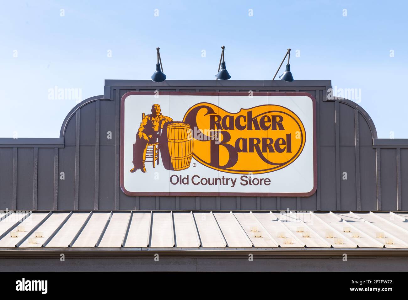 Germantown, WI - 7. April 2021: Ein Cracker Barrel altes Landhausschild. Stockfoto