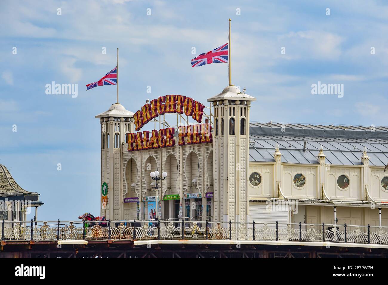 Brighton UK 9. April 2021 - Flaggen fliegen am halben Mast über dem Brighton Palace Pier nach der Ankündigung des Todes von Prinz Philip, dem Herzog von Edinburgh, heute : Credit Simon Dack / Alamy Live News Stockfoto