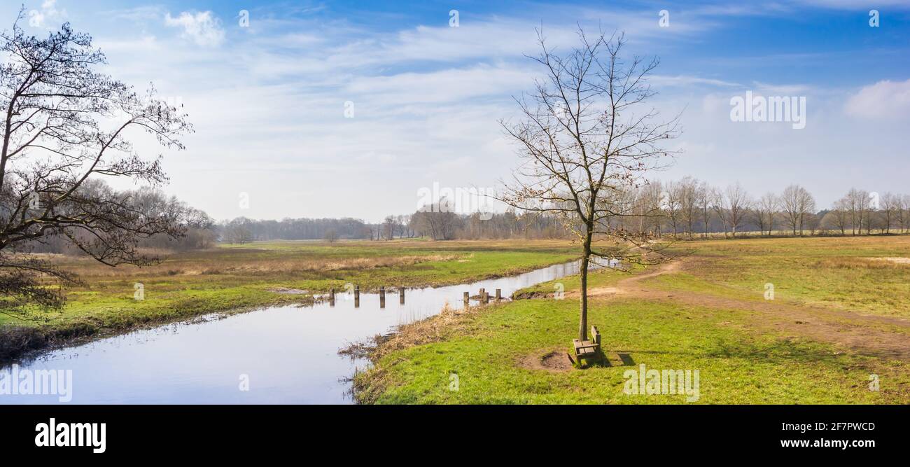 Panorama des Flusses Drentse AA im Naturschutzgebiet Oudemolen, Niederlande Stockfoto