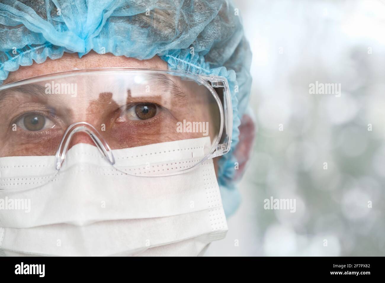 Ärzte müdeten die Augen durch eine Schutzbrille Stockfoto