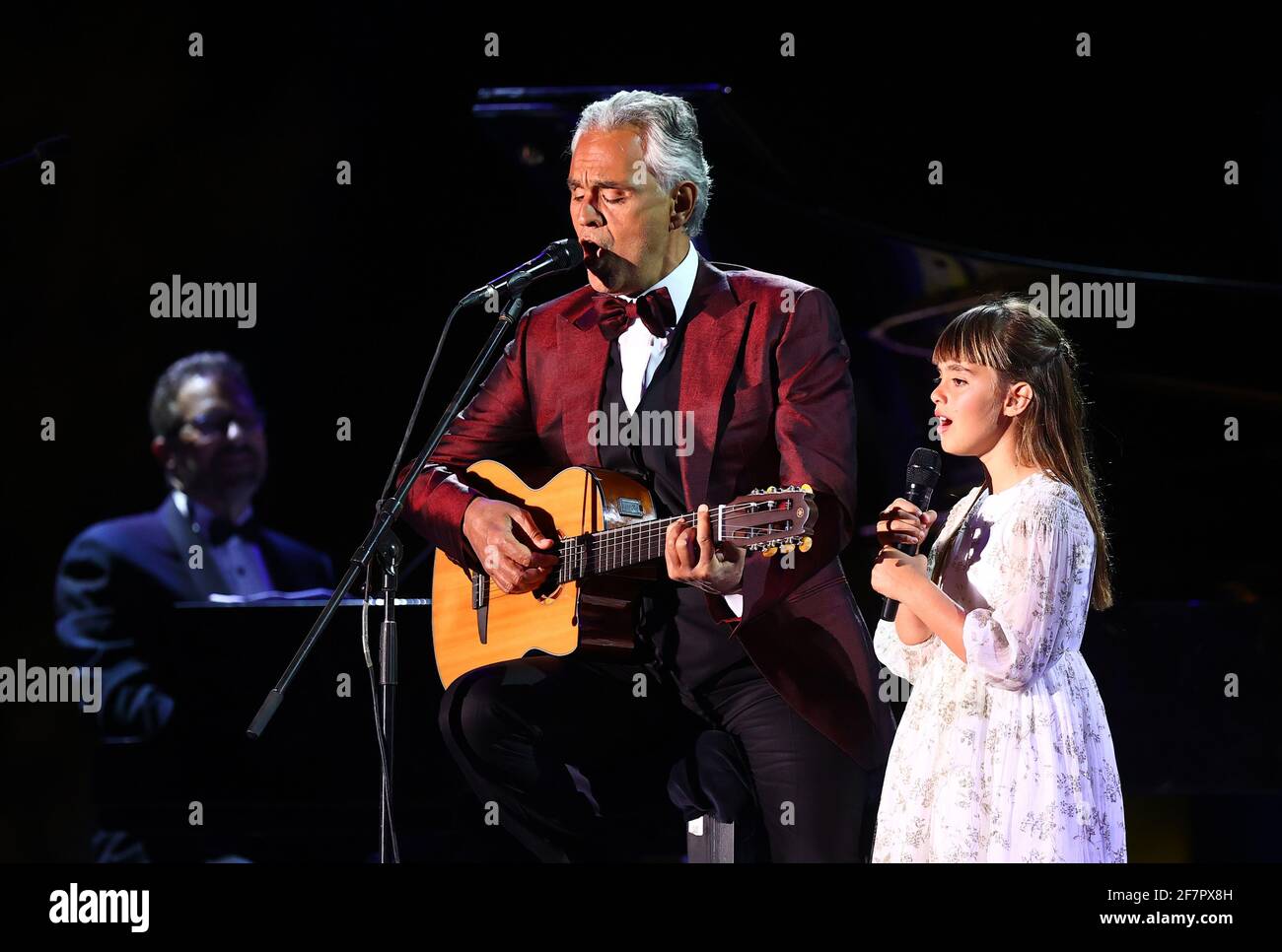 (210409) -- AL ULA, 9. April 2021 (Xinhua) -- der italienische Tenor Andrea Bocelli tritt am 8. April 2021 mit seiner Tochter Virginia bei einem Konzert in Al-Ula im Nordwesten Saudi-Arabiens auf. Der legendäre italienische Tenor Andrea Bocelli trat am Donnerstagabend in den Mauern von Hegra auf, Saudi-Arabiens erstem UNESCO-Weltkulturerbe. ZUM THEMA „der italienische Tenor Bocelli tritt in Saudi's Welterbe auf“ (The Royal Commission for Alula/Handout via Xinhua) Stockfoto