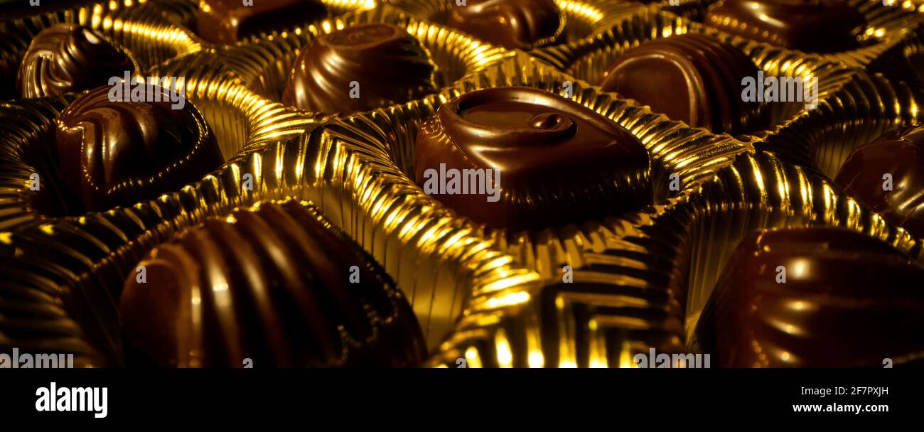 goldene Schachtel mit Schokolade Bonbons. Banner Stockfoto
