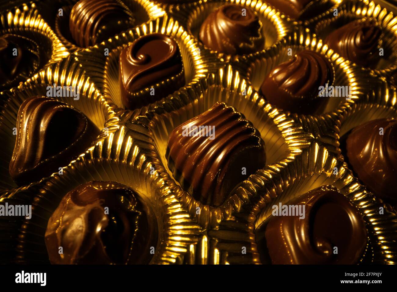 Schokoladen-Süßigkeiten-Box. goldene Verpackung Stockfoto