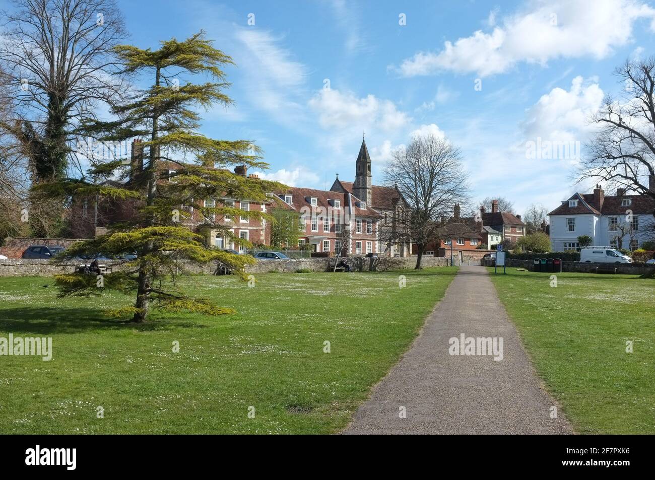 Salisbury Cathedral Blick in Richtung Sarum College. Wiltshire, Großbritannien, April 2021. Stockfoto