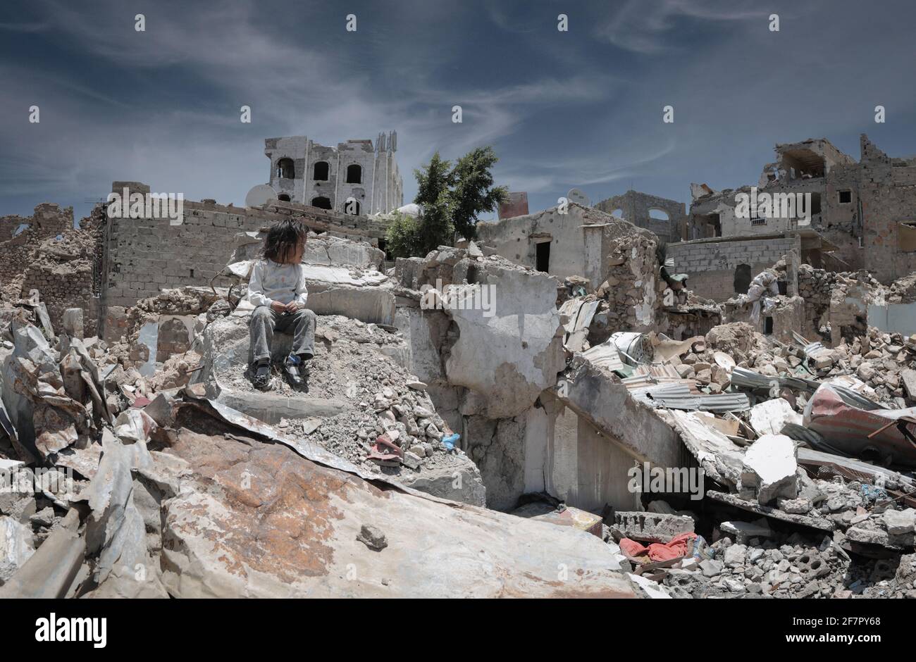 Taiz   Jemen   13 Apr 2017 : EIN trauriges Kind sitzt auf den Trümmern seines Hauses, das durch den Krieg im Jemen, Taiz, zerstört wurde Stockfoto