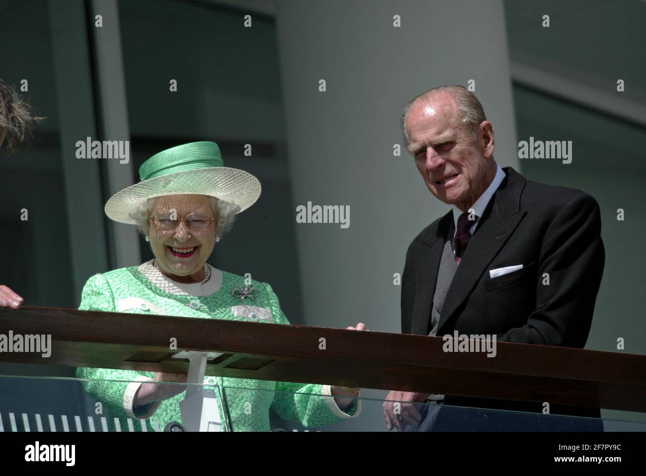 DATEI FOTO: 4. Juni 2005: Ihre Majestät die Königin und der Herzog von Edinburgh auf dem Balkon des Vodafone Derby in Epsom Foto: Glyn Kirk/Actionplus....050604 königliche Hoheit elizabeth Credit: Action Plus Sports Images/Alamy Live News Stockfoto