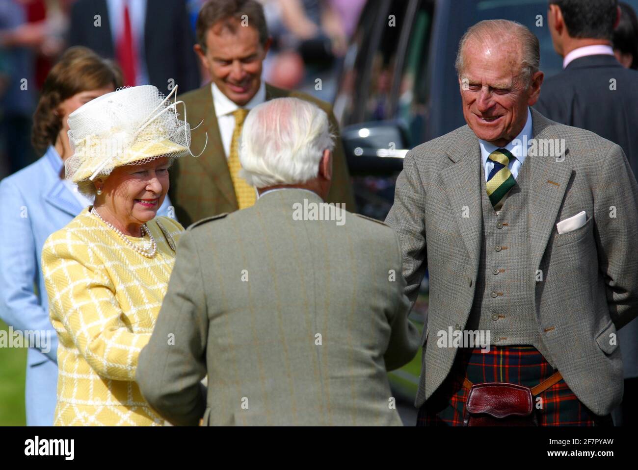 DATEI FOTO: 06. September 2003: Ihre Königliche Hoheit Königin Elizabeth II. Und der Herzog von Edinburgh kommen am Braemar Royal Highland Gathering, dem Princess Royal und Duke of Fife Memorial Park, Scottish Highlands an Foto: Glyn Kirk/Action Plus.Highland Games 030906 Lizenzgutschein: Action Plus Sports Images/Alamy Live News Stockfoto