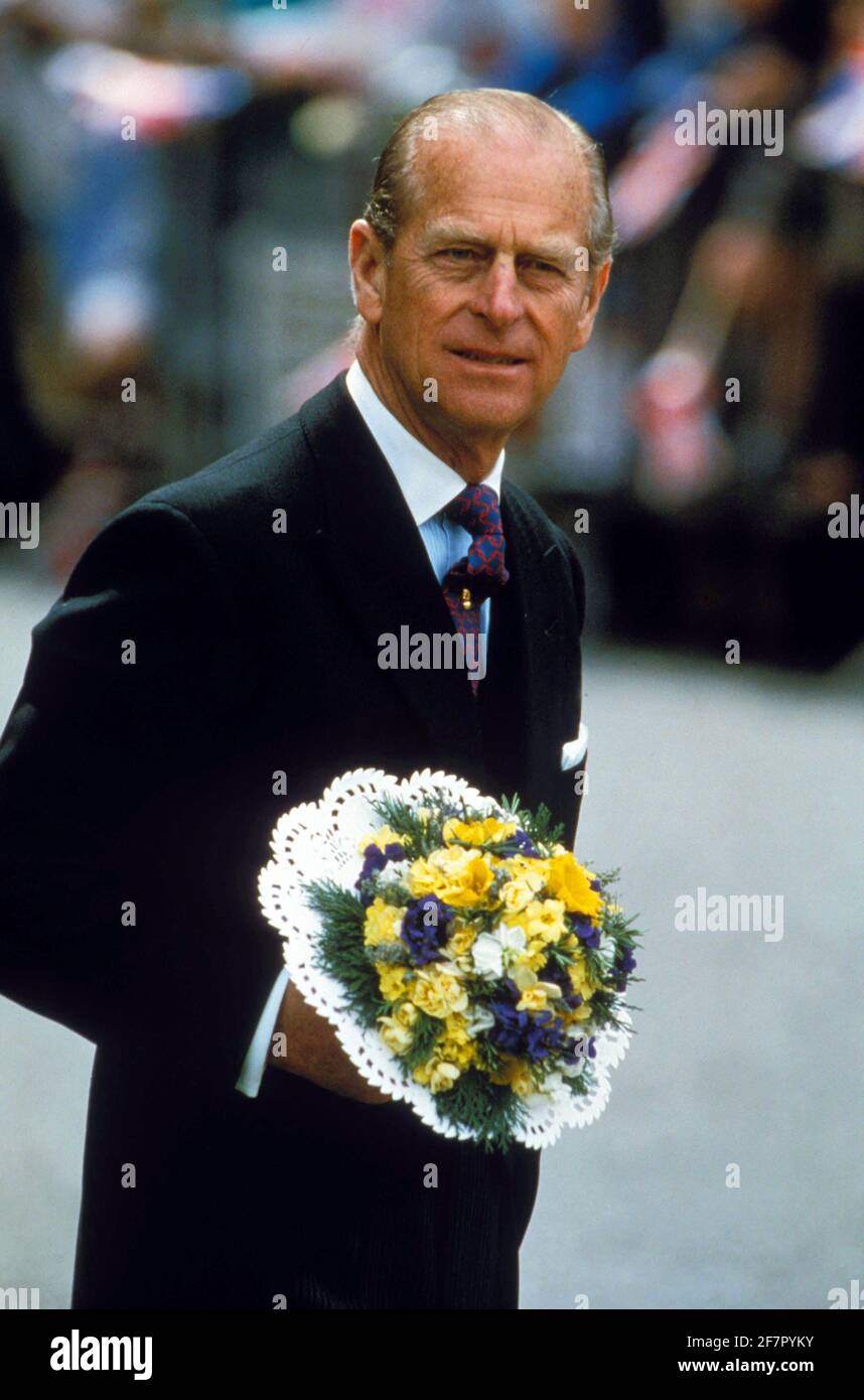 PRINZ PHILIP trägt Blumen, Datum Ort unbekannt. (Bild: © Globe Photos/ZUMA Wire) Stockfoto