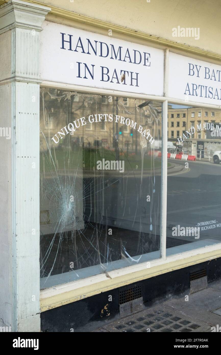 Geschlossen Geschäfte in der prosperouis Stadt Bath somerset UK. Hohe Mieten führen zu harten Zeiten. Handgefertigter Geschenkeladen in Bath. Stockfoto