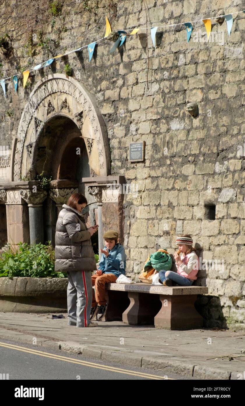 Junge Familie Picknick in der Sonne, Walcot Street Fountain in Bath UK Stockfoto