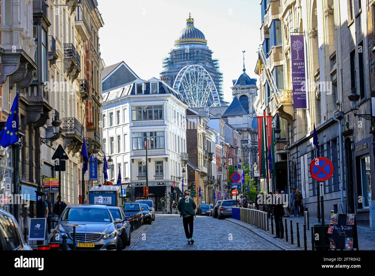 21.09.2019, Brüssel, Belgien - Blick durch die Rue des Minimes im Nobelquartier Le Sablon / Zavel in Brüssel auf den Justizpalast Stockfoto