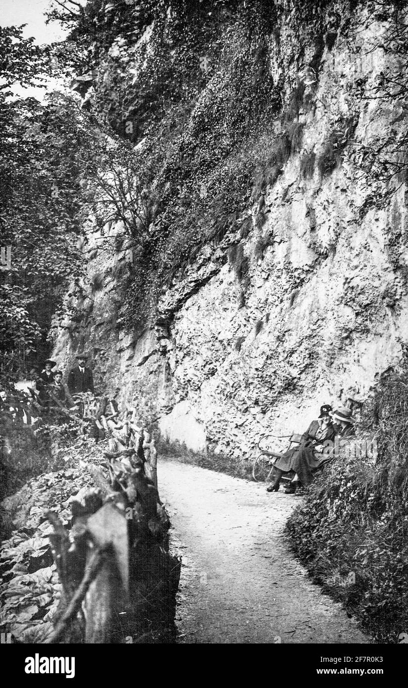 Schwarz-Weiß-Archivfoto von Pic Tor in Matlock Bath ein Dorf im Derbyshire Peak District England, das Anfang des 20. Jahrhunderts aufgenommen wurde. Stockfoto