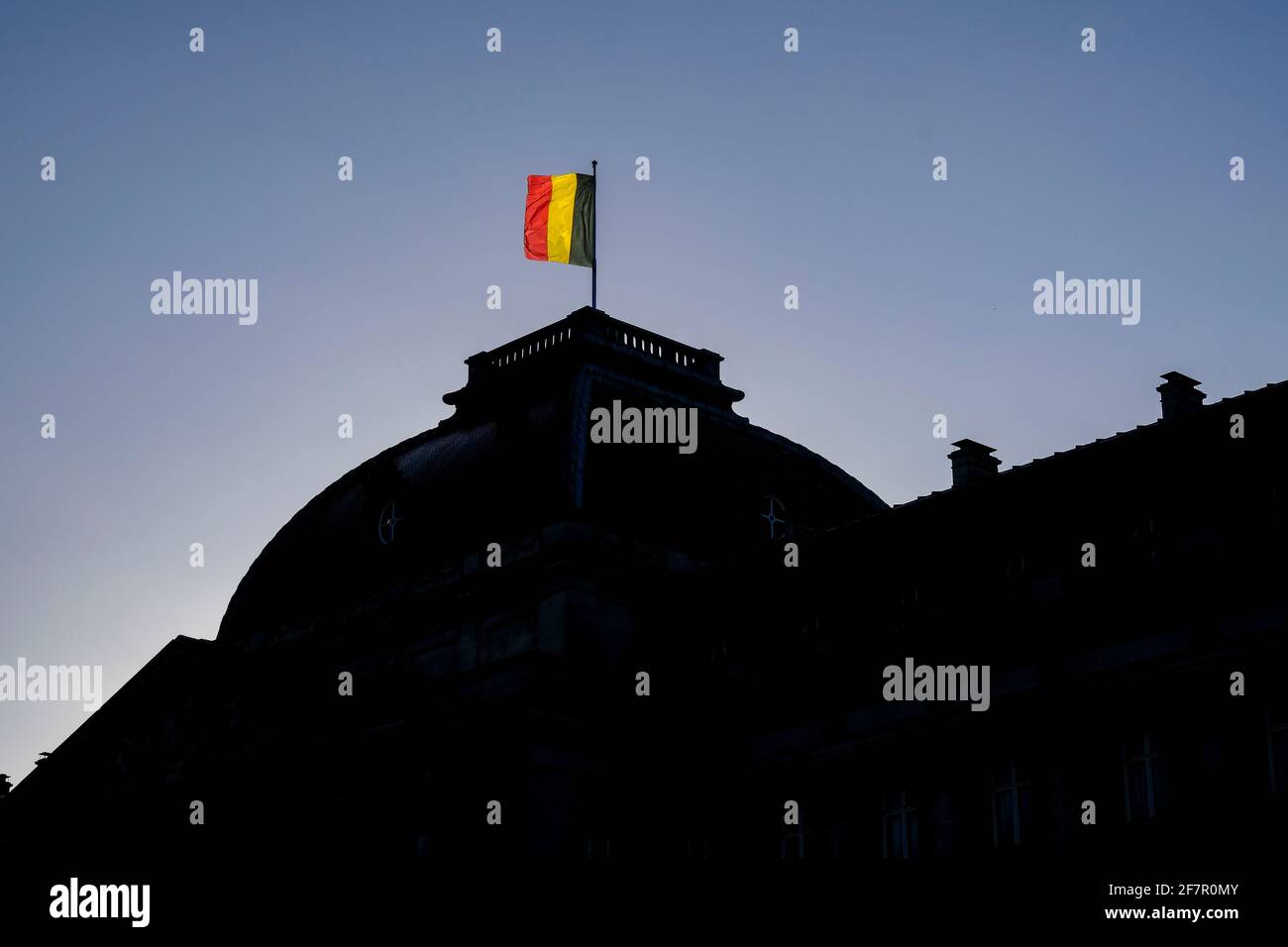 15.12.2019, Brüssel, Belgien - die belgische Fahne auf dem Dach des königlichen Palastes in Brüssel zeigt an, dass die königliche Familie anwesend ist Stockfoto