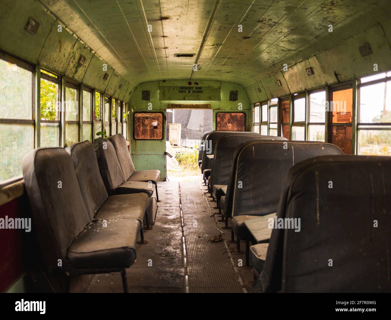In einem verlassenen Schulbus mit den Sitzen Stockfoto
