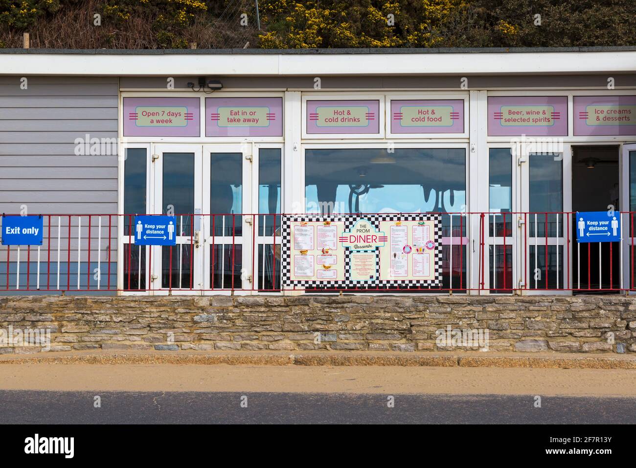 The Prom Diner Halten Sie Ihre Distanz soziale Distanzierung während Covid-19 Coronavirus Lockdown 3 Einschränkungen bei Boscombe, Bournemouth, Dorset UK im April Stockfoto