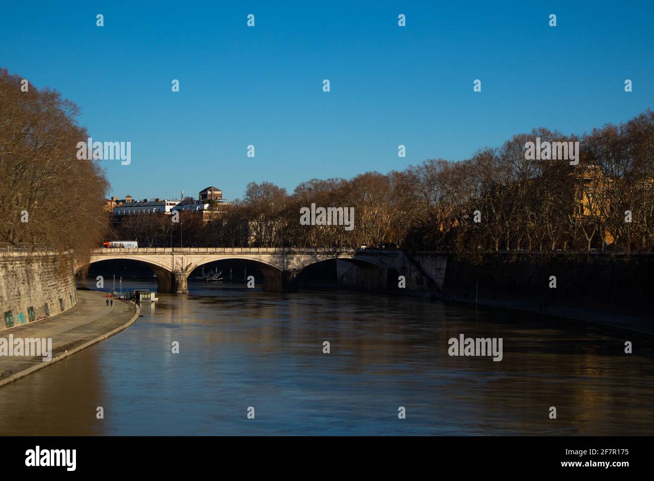 Blick auf die Brücke Ponte Umberto I. Rom, Italien Stockfoto