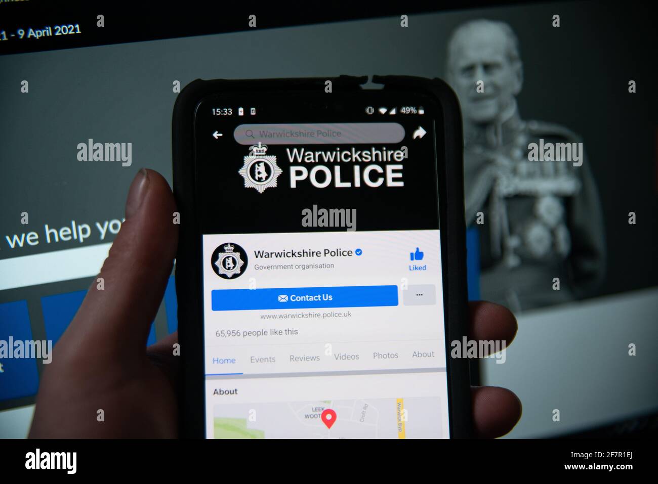 Warwickshire, Großbritannien. April 2021. Die Polizei von Warwickshire würdigte den verstorbenen Prinzen Philip, Herzog von Edinburgh, der heute Morgen im reifen Alter von 99 Jahren vorbeiging, indem sie ihre Social-Media-Themen in Schwarz änderte und Fotos des verstorbenen Prinzen auf ihrer Website einstellte. Kredit: Ryan Underwood/Alamy Live Nachrichten Stockfoto