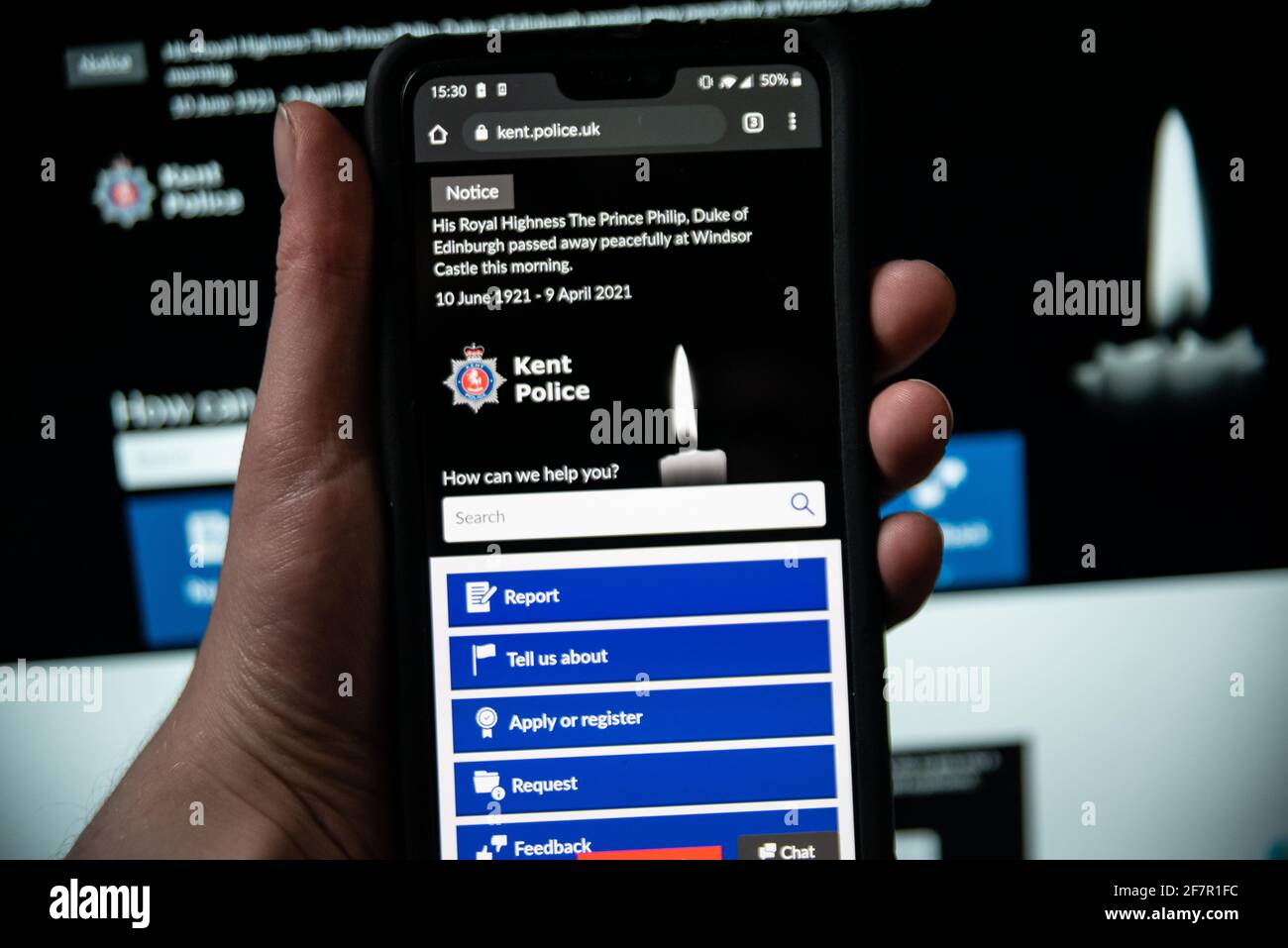 Kent, Großbritannien. April 2021. Die Polizei von Kent würdigte den verstorbenen Prinzen Philip, Herzog von Edinburgh, der heute Morgen im reifen Alter von 99 Jahren vorbeikam, indem sie ihre Social-Media-Themen in Schwarz änderte und Fotos einer einzelnen brennenden Kerze auf ihrer Website einschloss. Kredit: Ryan Underwood/Alamy Live Nachrichten Stockfoto