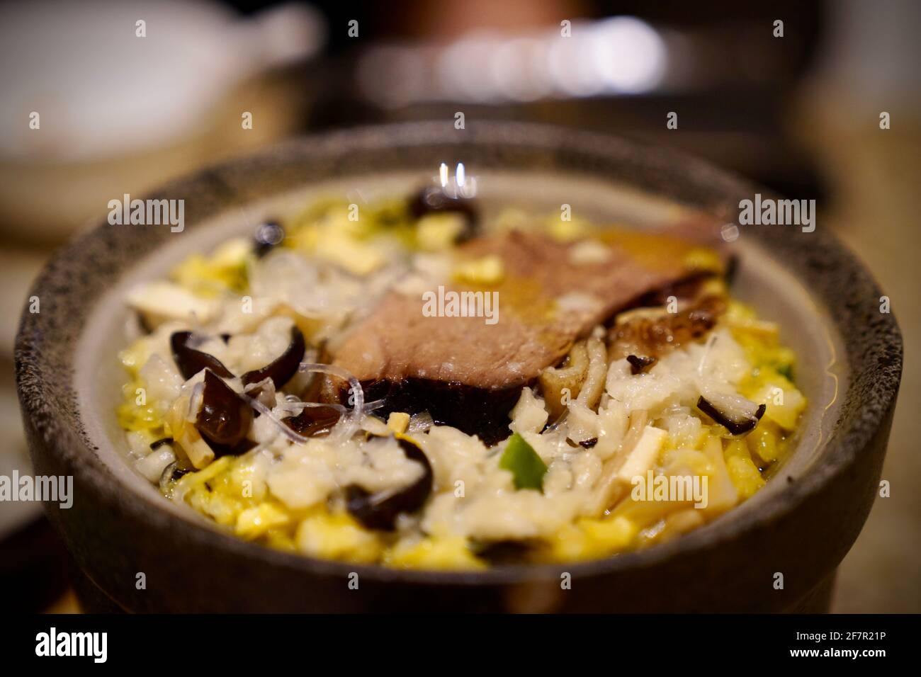 Yangrou Paomo, chinesische Lammsuppe mit in einer Schüssel getränktem Fladenbrot, ein traditionelles Essen in Shanxi und anderen westlichen Teilen Chinas. Stockfoto