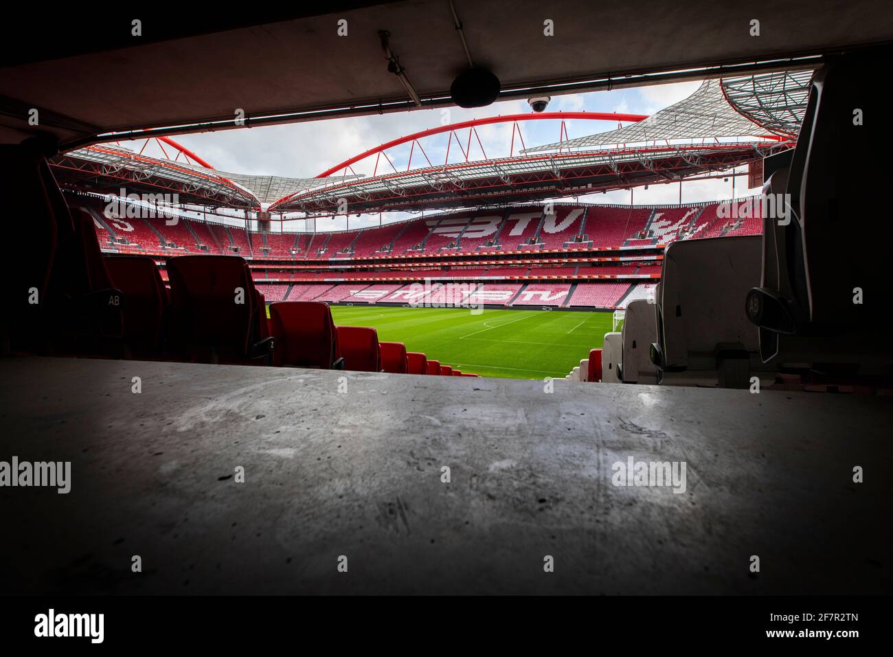 Blick auf das Stadion Estadio da Luz in Lissabon.das Stadion Estadio da Luz, Heimat von SL Benfica, ist das erste Fußballstadion Portugals, das mit 5G-Technologie ausgestattet ist. Stockfoto